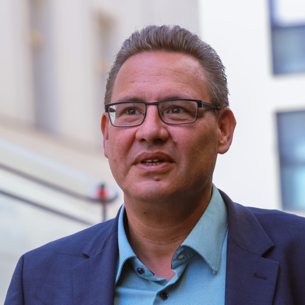 Christian Tesch von oecolution in Hemd und Anzug