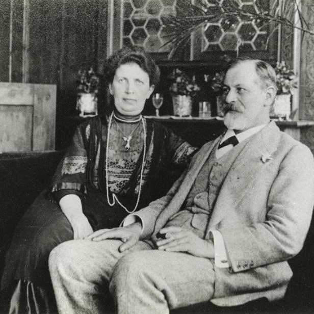 Martha und Sigmund Freud sitzen auf einem Sofa