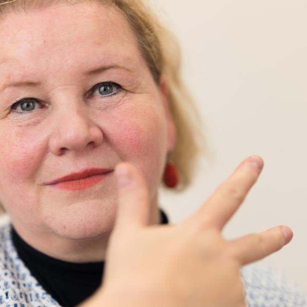 Sozialministerin Korinna Schumann zeigt die Zahl drei