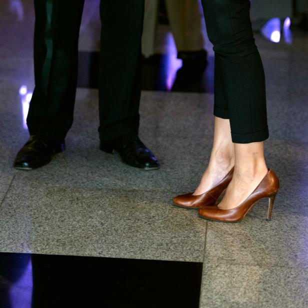 Füße von Männern und Frauen