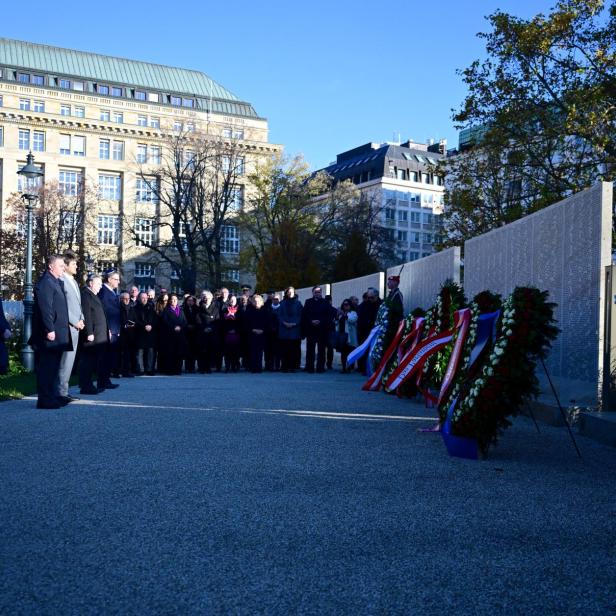 Österreichische Politiker vor der Shoah-Namensmauern-Gedenkstätte in Wien 