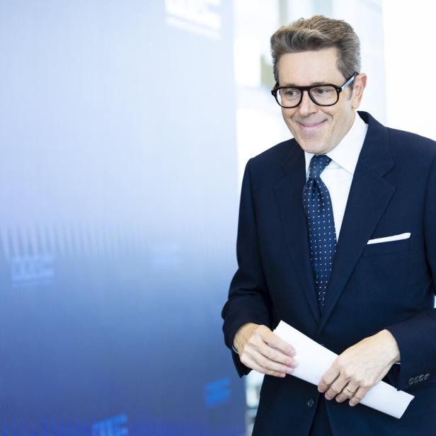 Harald Mahrer mit Brille und Anzug