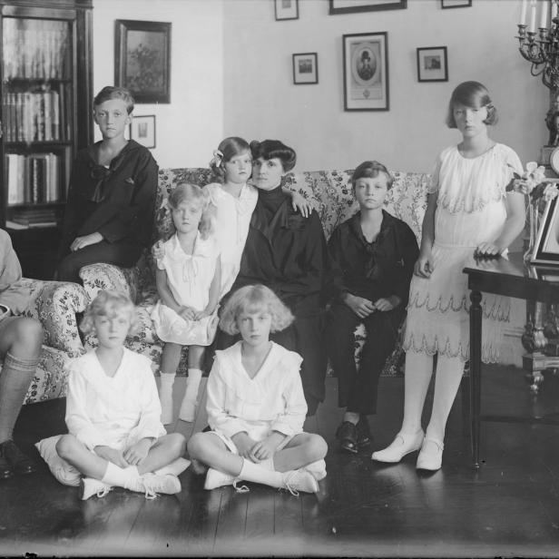  Die exilierte und verwitwete  Kaiserin Zita mit ihren acht Kindern