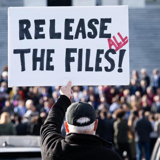 Ein Demonstrant hält ein Schild in die Höhe mit der Aufschrift: Release the Files!