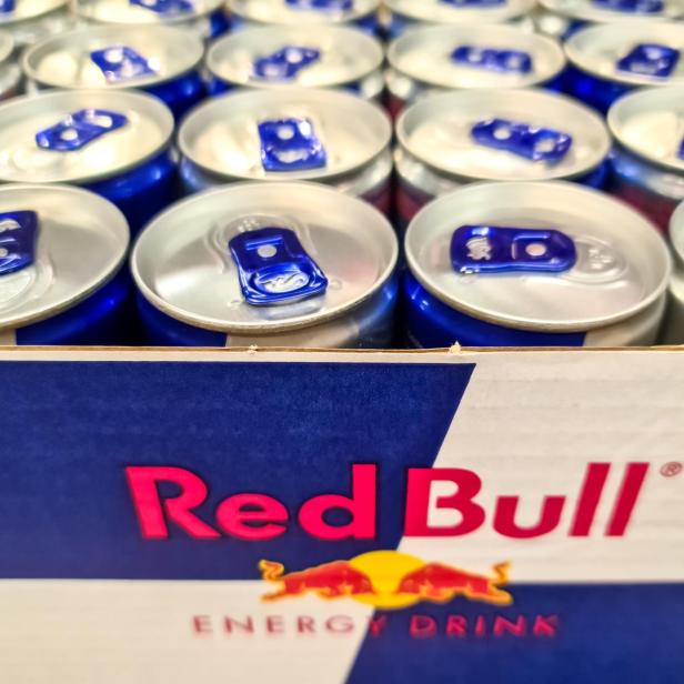 Eine Kiste mit Red Bull Dosen