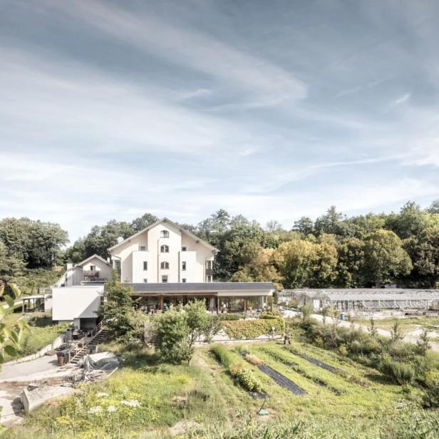 In grüne Landschaft harmonisch eingepasste Hausanlage