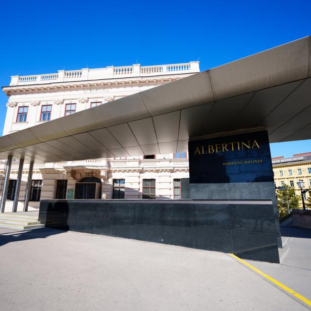 Die Wiener Albertina mit fotografisch dramatisiertem Flugdach 