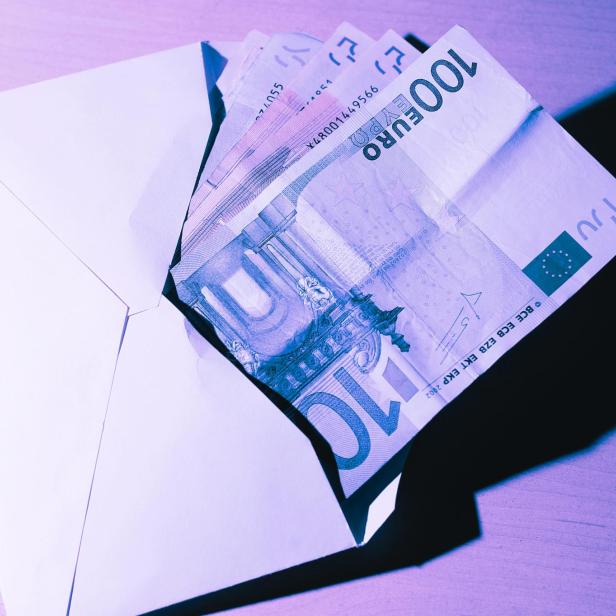 Ein Kuverts voll mit Bargeld