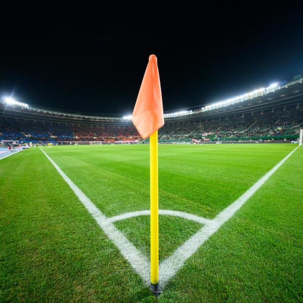 zu sehen ist eine Cornerfahne im Wiener Ernst-Happel-Stadion