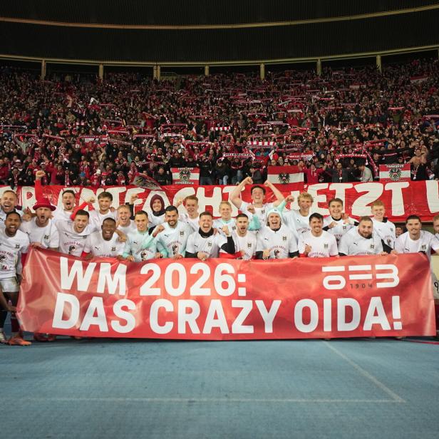 Das österreichische Fußball-Nationalteam posiert im HAppel-Stadion mit einem Transparent, auf dem steht: WM 2026: Das Crazy Oida!