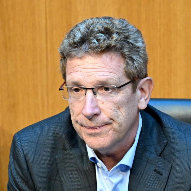 Volksanwalt Bernhard Achitz mit kariertem Anzug