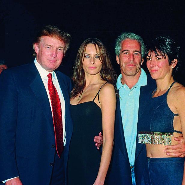 Donald Trump, Melania, Jeffrey Epstein und Gislaine Maxwell postieren auf einer Party. 