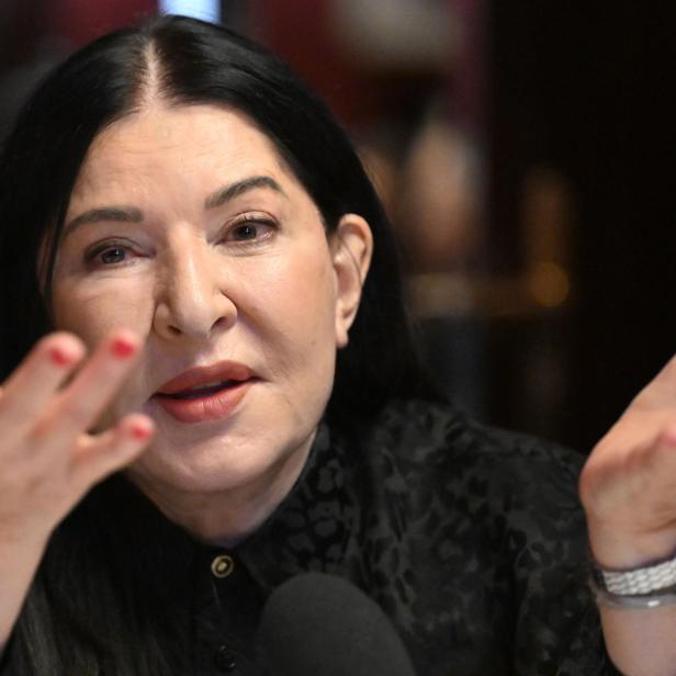 Frau gestikuliert in Richtung Kamera