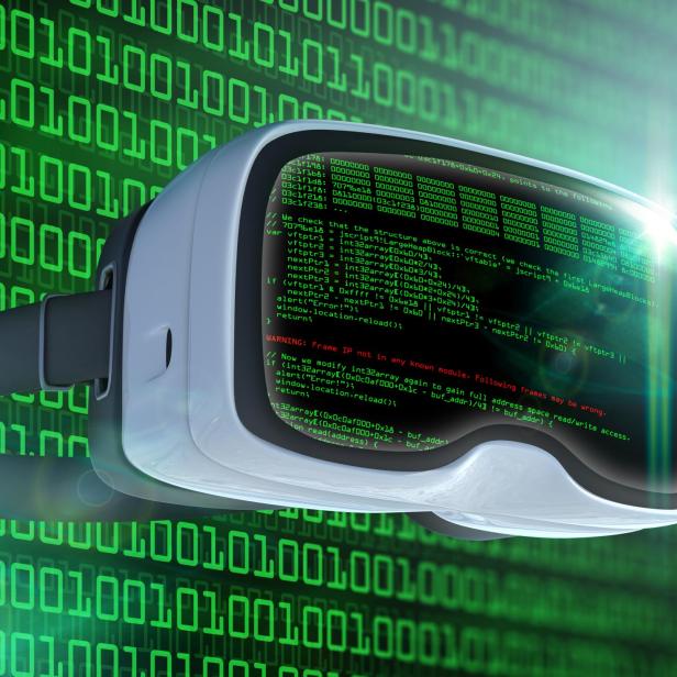 Weißes Virtual-Reality-Headset mit grünem und rotem Programmiercode auf dem Visier vor grünem Binärcode-Hintergrund.