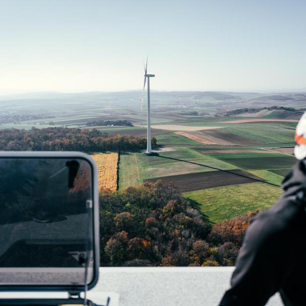 zu sehen ist ein Techniker auf einem Windrad in Niederösterreich