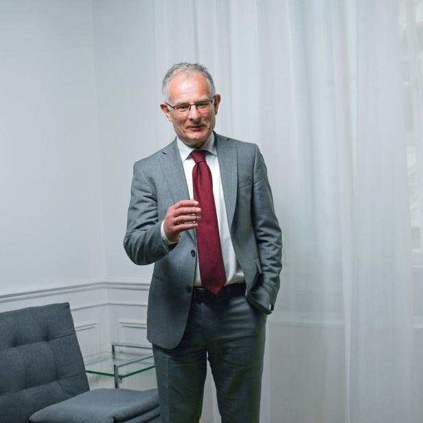 Finanzminister Markus Marterbauer im Büro