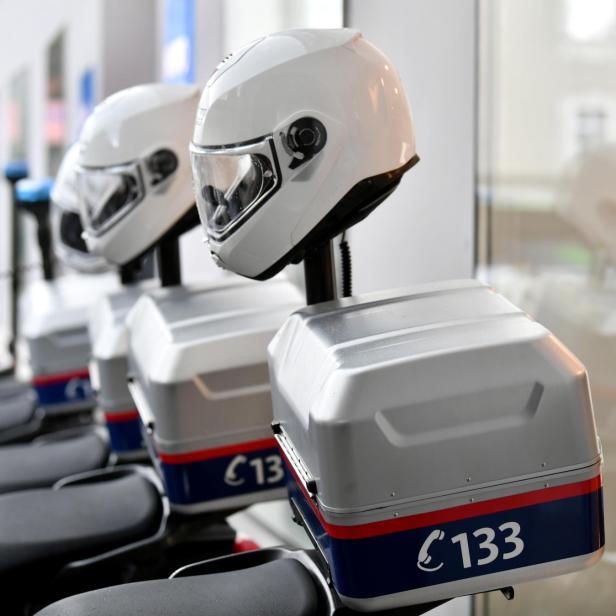 Abgestellte Polizei-Motorräder mit der Aufschrift "Polizei"