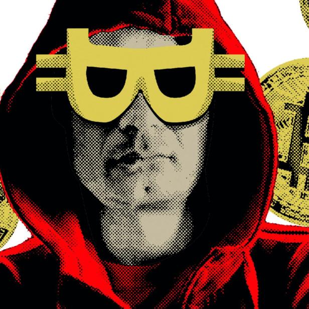 Ein Mann mit Kapuze, seine Augen sind von einer Brille in Form des Bitcoin-Symbols verdeckt.