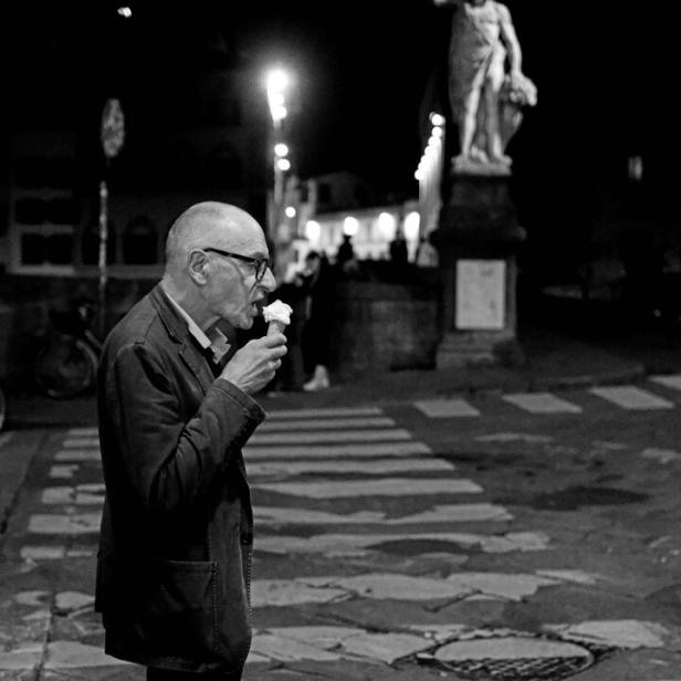 Ulrich Raulff auf einem Schwarz Weiß Foto im Potrait während er ein Eis ist