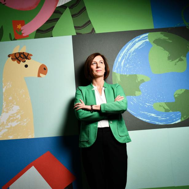 Annemarie Schlack im Büro von SOS Kinderdorf