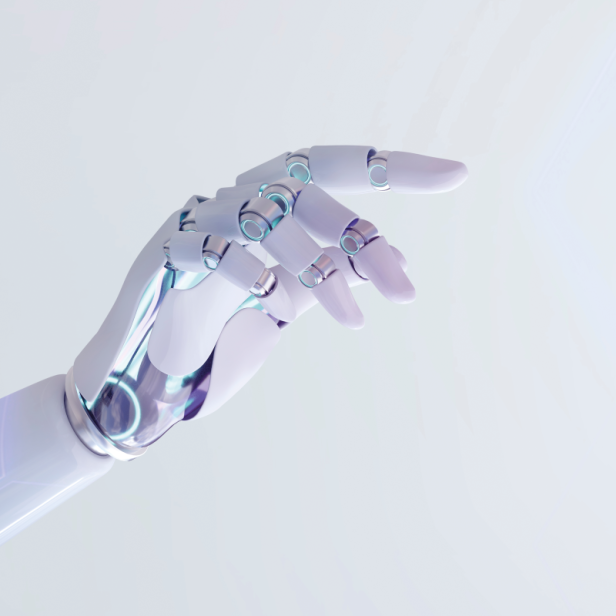 Nahaufnahme einer weißen, humanoiden Roboterhand mit sichtbaren Gelenken und metallischen Verbindungsringen vor hellem Hintergrund.