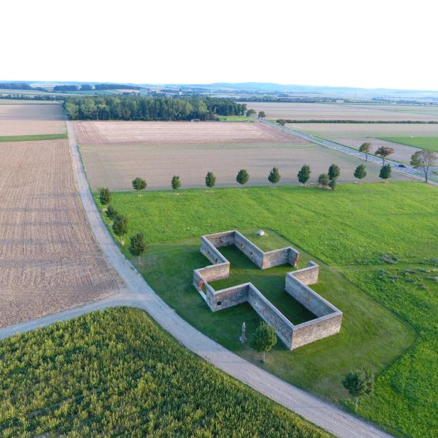 Drohnenbild vom Kreuzstadl in Rechnitz mit umliegenden Wiesen und Feldern