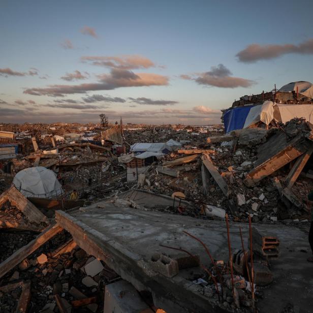 Ein Junge, umgeben von zerstörten Häusern, am 25. November 2025 im Norden des Gazastreifens. 