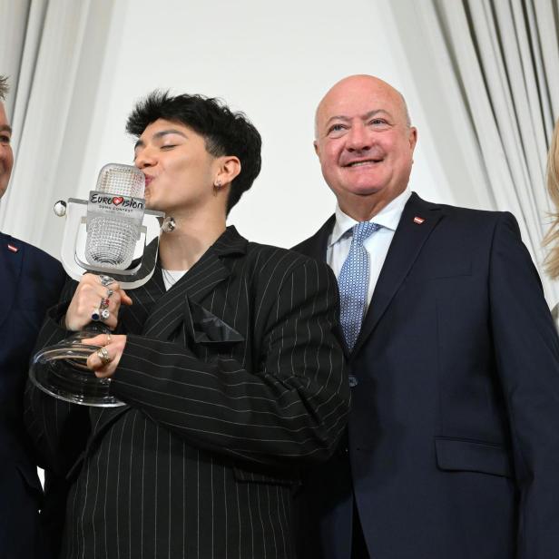 Man sieht JJ-Song-Contest-Sieger mit der Regierung