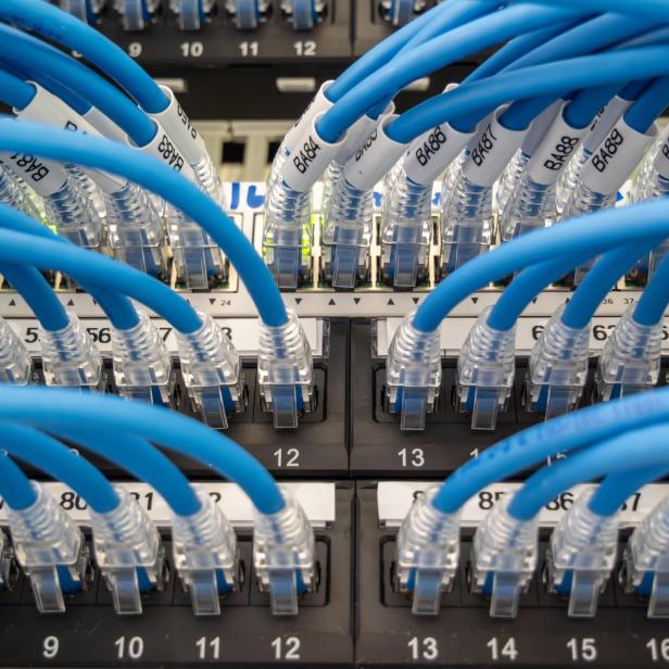 Netzwerkserverraum mit Patchpanel für Kabel 