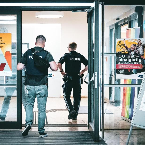 Polizei in AMS-Filiale