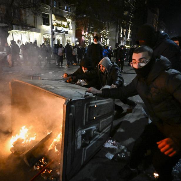 Demonstrierende zünden nach der Kundgebung am 1. Dezember 2025 in Sofia Müllcontainer an 