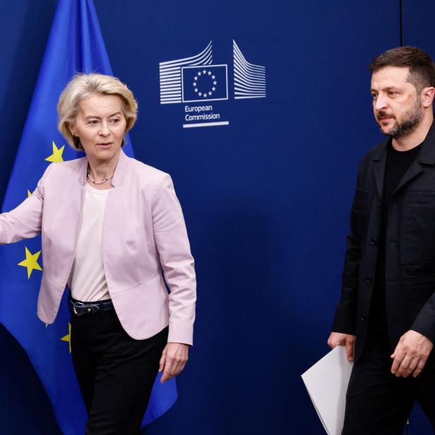 Ursula von der Leyen und Wolodymyr Selenskyj vor dem Logo der EU-Kommission