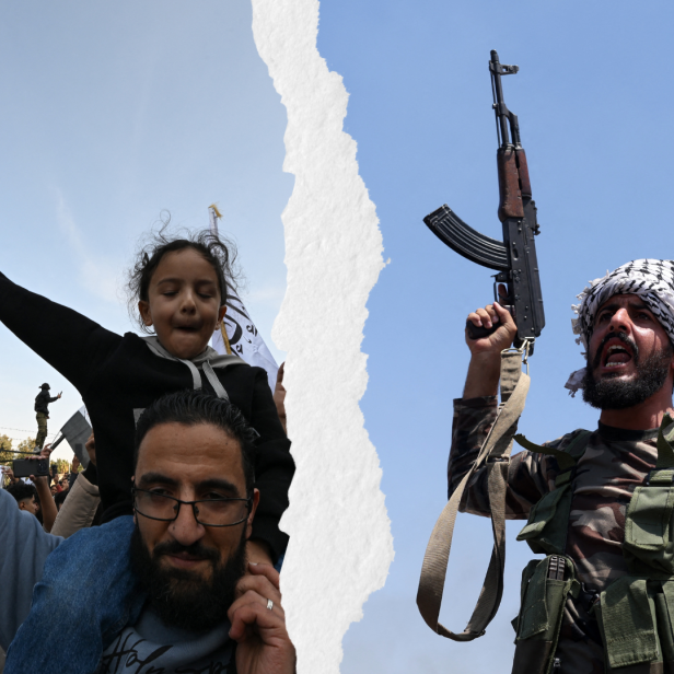 Links sieht man einen Mann mit Tochter auf seinem Rücken, sie sind auf einer Demo und schwenken eine Syrien-Flagge; rechts sieht man einen Kämpfer der eine AK-47 in die Höhe reckt und schreit