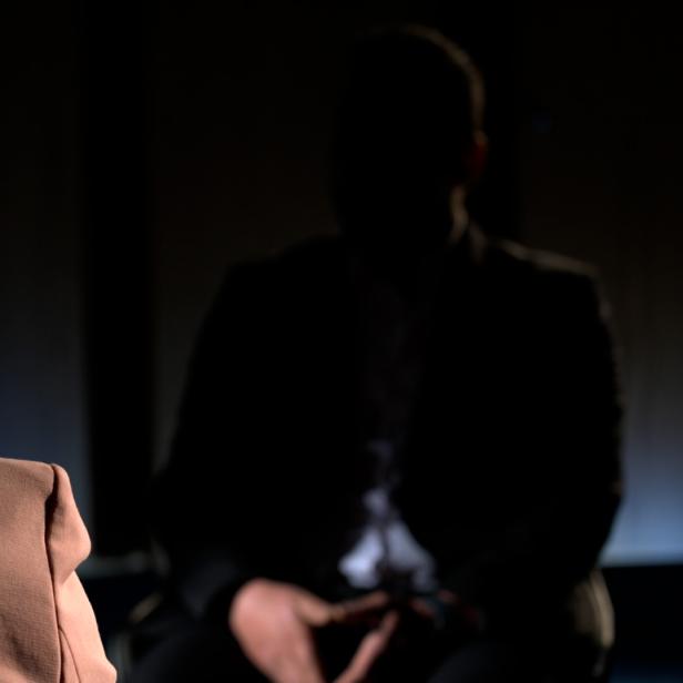 Standbild aus dem Interview mit dem Zeugen: Dieser ist zur Anonymisierung abgedunkelt.