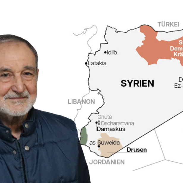 Ein Mann (Riad Darar) steht vor einer Karte.