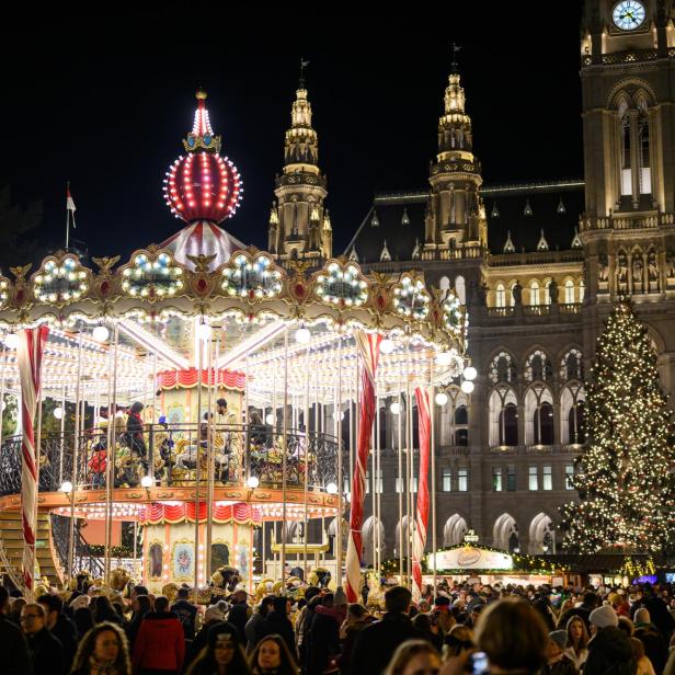 karussell dreht sich vor rathaus am wiener christkindlmarkt