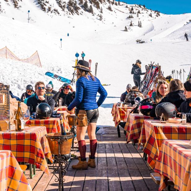 zu sehen ist eine Hütte im Skigebiet St. Anton am Arlberg, dahinter eine Skipiste