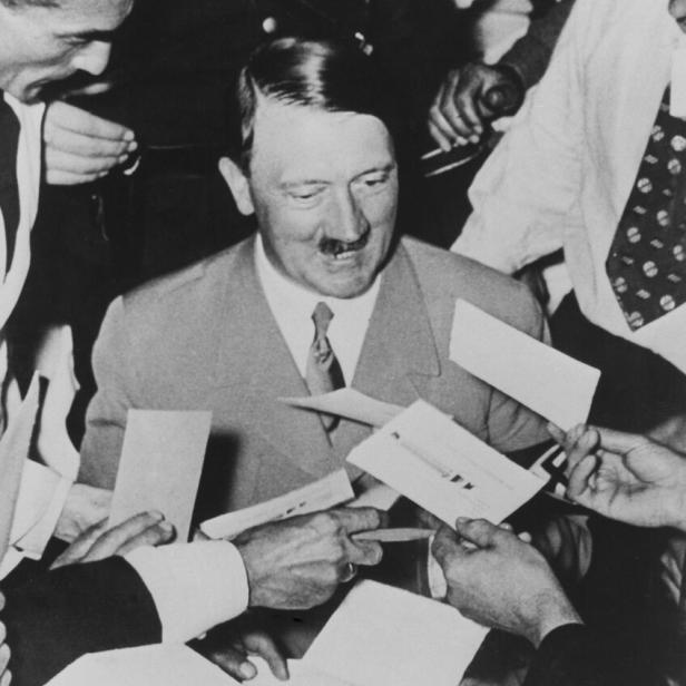 Adolf Hitler (1889-1945) im Kreis von Autogrammjägern, Mitte Aprl 1937