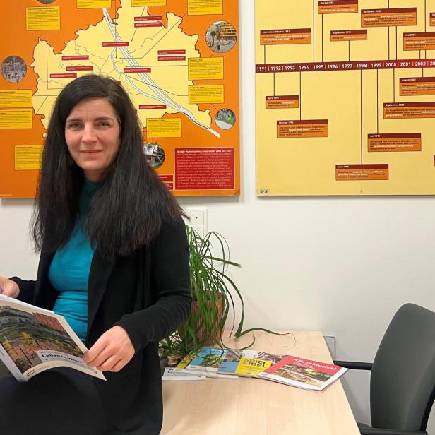  Julia Girardi-Hoog in ihrem Büro, blättert in einem Katalog