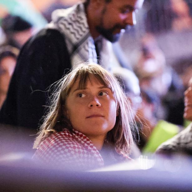 Porträt von Greta Thunberg mit Palästinenserschal zwischen anderen Aktivist:innen nach der Ausweisung durch Israel