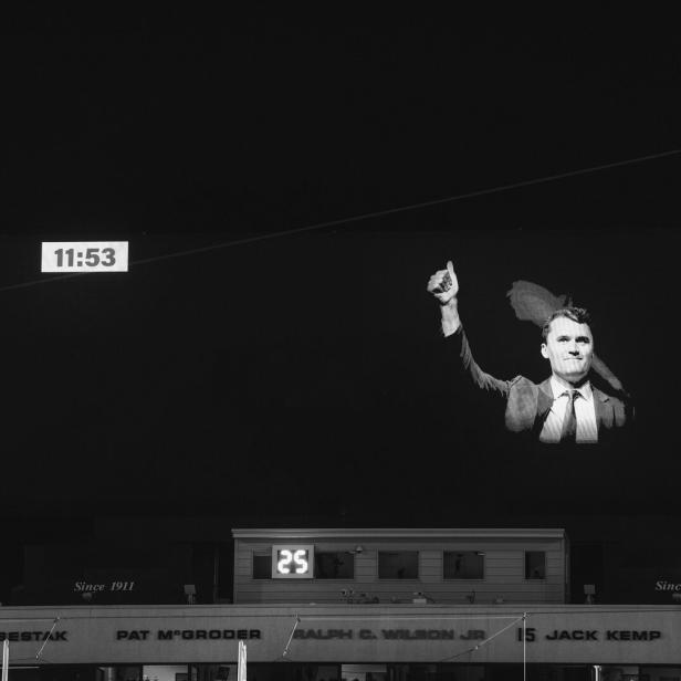 Ein projiziertes Bild von Charlie Kirk über einem Gebäude