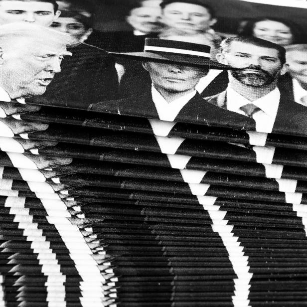 Zeitungsstapel mit Aufmacherbild von Familie Trump