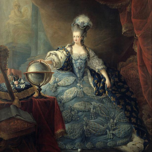 Marie Antoinette in ihrer Prunkrobe, sie hält eine Hand auf einen Globus.