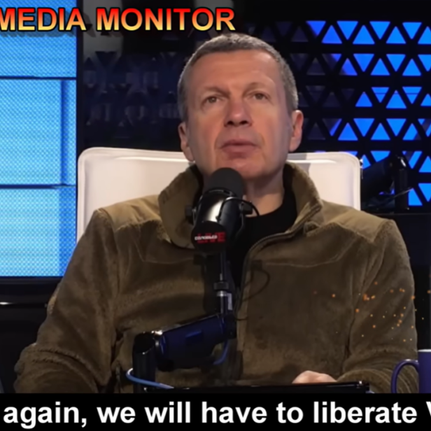 Ein Mann vor einem Mikrofon im russischen Staatsfernsehen