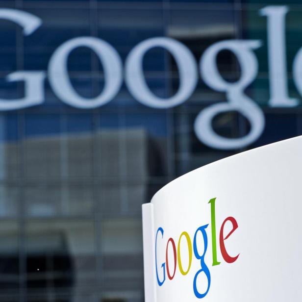 Google-Firmenlogo auf Gebäude