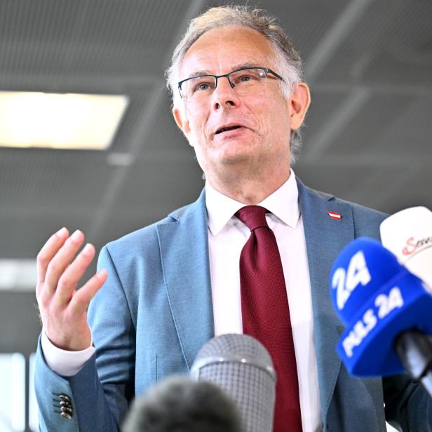 Finanzminister Markus Marterbauer steht vor einem Mikro