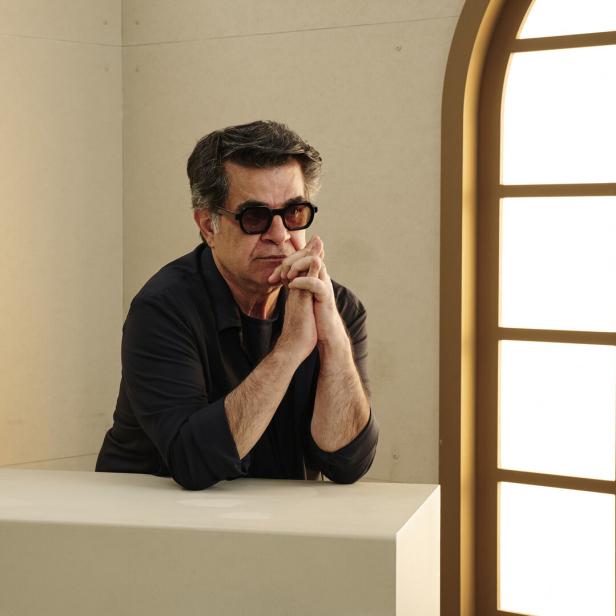 Der Regisseur Jafar Panahi posiert mit dunklen Sonnenbrillen in einem lichtdurchfluteten Raum