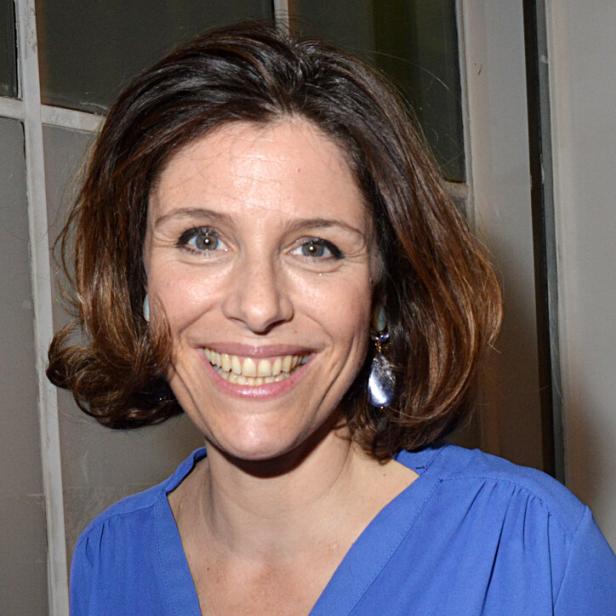 Die Autorin Géraldine Muhlmann lächelt in die Kamera
