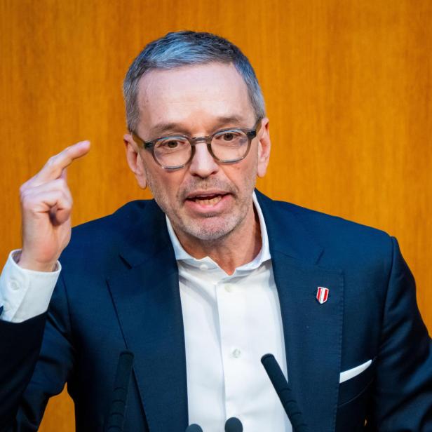 Ein Mann im blauen Sakko mit erhobenem Zeigefinger spricht, es ist FPÖ-Obmann Kickl