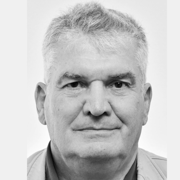 Ein Porträtfoto von Gottfried Schellmann in schwarzweiß.